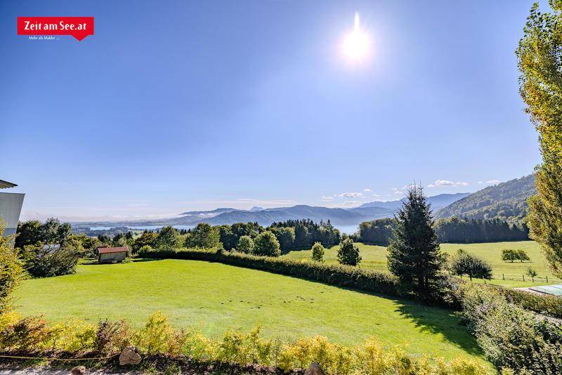 Ausblick über Felder bis zum See&Gebirge