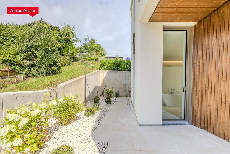 Masterbad mit Ausgang zur Terrasse mit Whirlpool und Outdoor-Dusche
