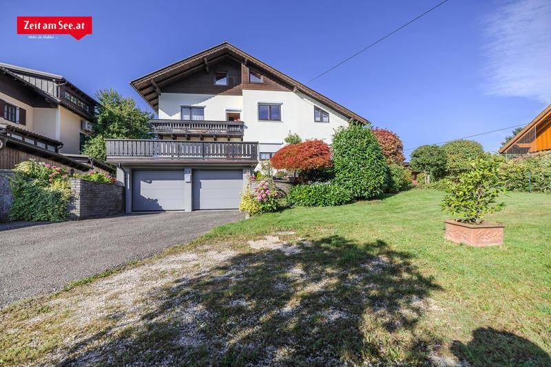 Ansicht des Hauses von der Auffahrt mit Doppelgarage und gepflegtem Vorgarten.