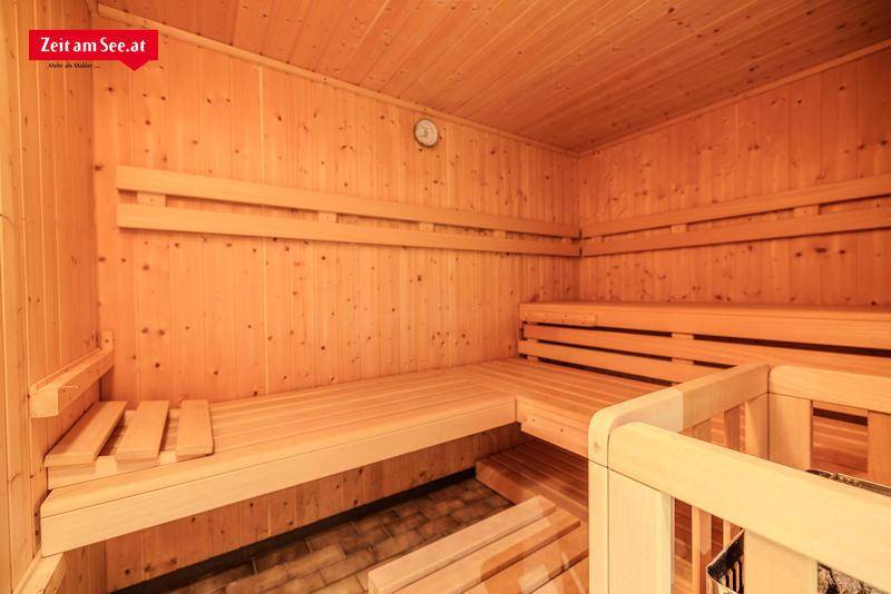 Traditionelle Holzsauna mit mehreren Bänken für Entspannung und Wellness.