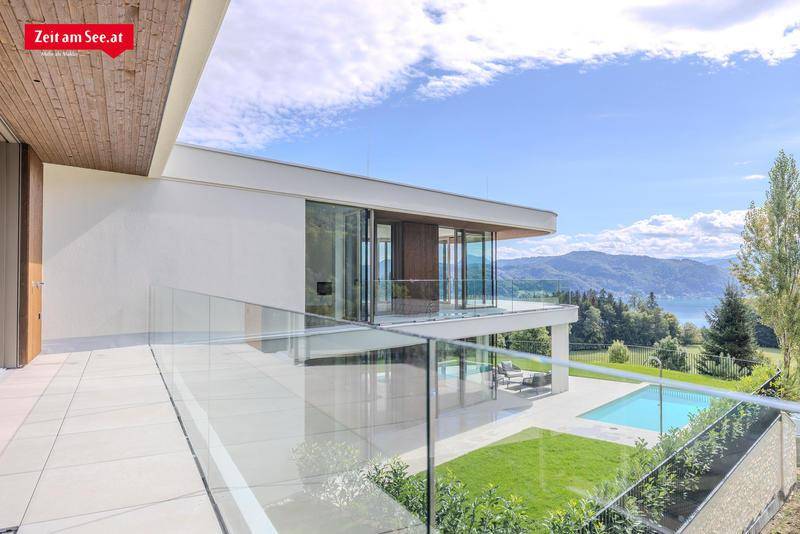 Moderne Villa mit großzügiger Terrasse, Infinity-Pool und atemberaubendem Seeblick.