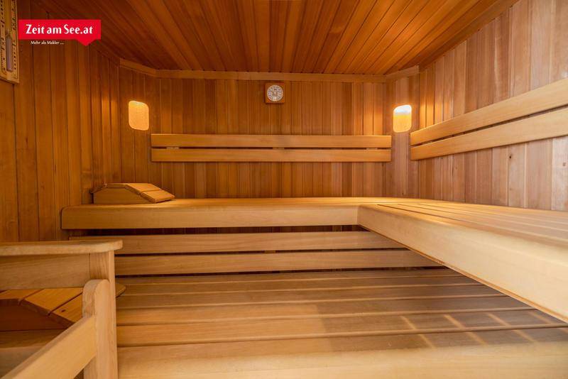 Gemütliche Holzsauna mit Bänken und traditionellem Design für Entspannung.