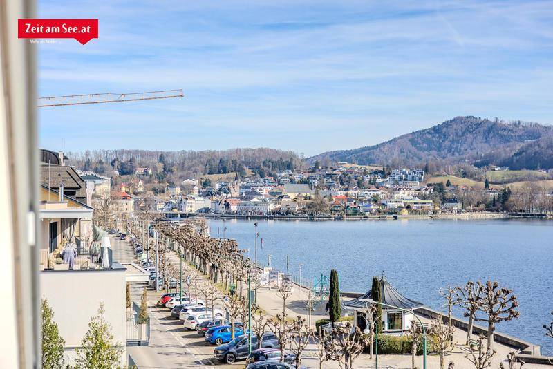 Weitblick über die Uferpromenade, den See und die charmante Stadt mit ihren Häusern.