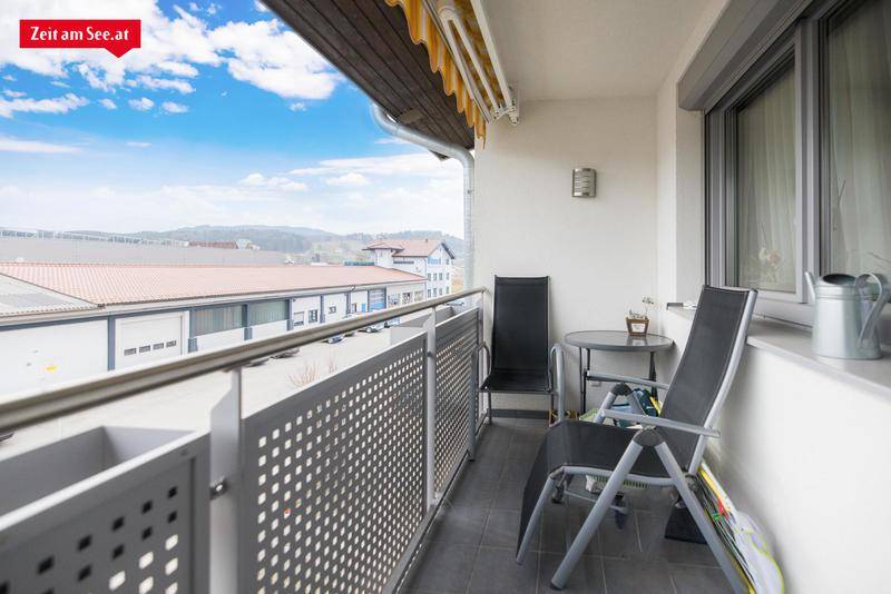 Möblierter Balkon mit Markise und Blick auf die Umgebung.