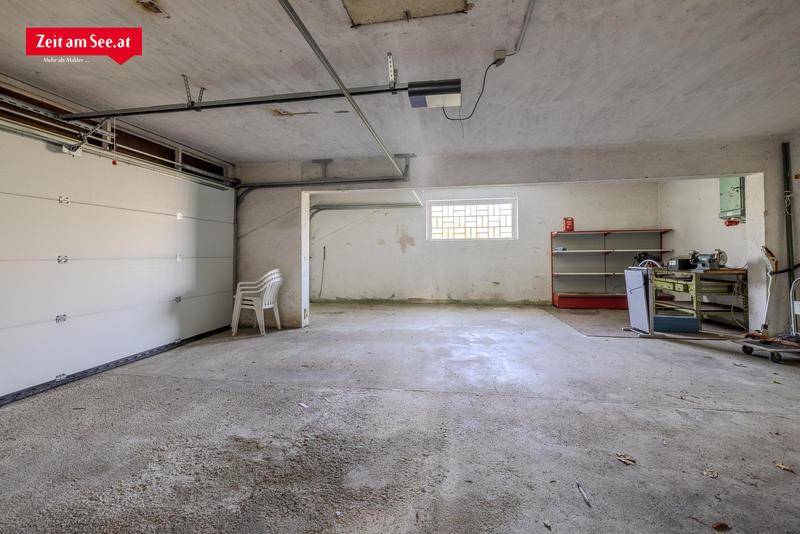 Geräumige Garage mit Betonboden und einem kleinen Fenster.