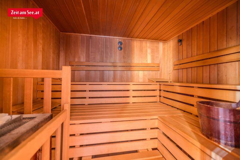 Traditionelle Holzsauna mit mehreren Bänken für Entspannung und Wellness.
