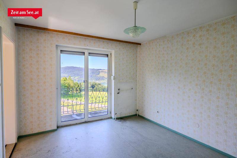 Helles Zimmer mit Zugang zu einem französischen Balkon und Blick auf die Landschaft.