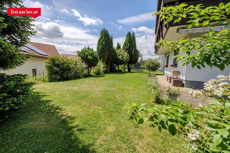 Gepflegter Gartenbereich mit Rasenfläche und Sträuchern, ideal zum Entspannen im Freien.