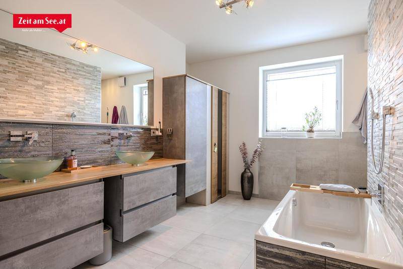 Badezimmer mit Infrarot Kabine und Dusche
