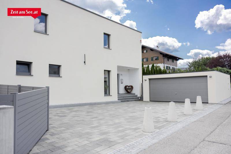 Einfahrt mit Doppel Garage