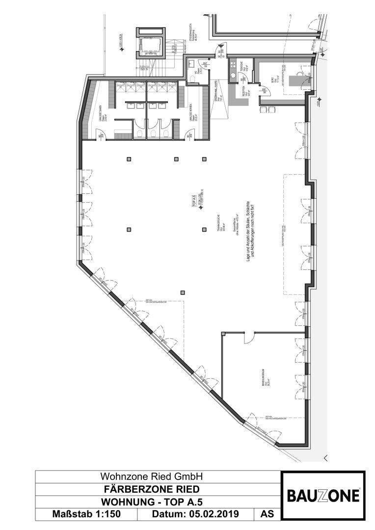 Grundrissplan einer Wohnung mit großem offenem Bereich und separaten Räumen, inklusive Treppenhauszugang.