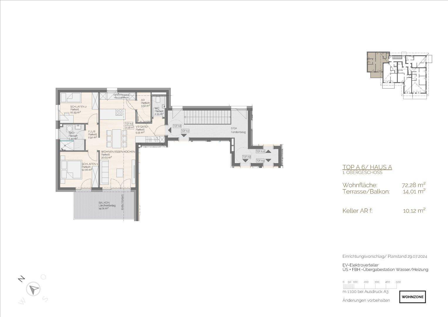 Grundriss einer Wohnung im Obergeschoss mit offenem Wohnbereich, drei Schlafzimmern und einem Balkon.