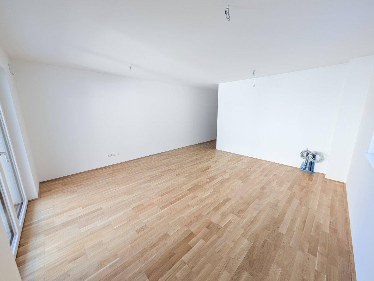 Großer Balkon mit Fliesenboden und weitem Blick auf die Berge und Umgebung.