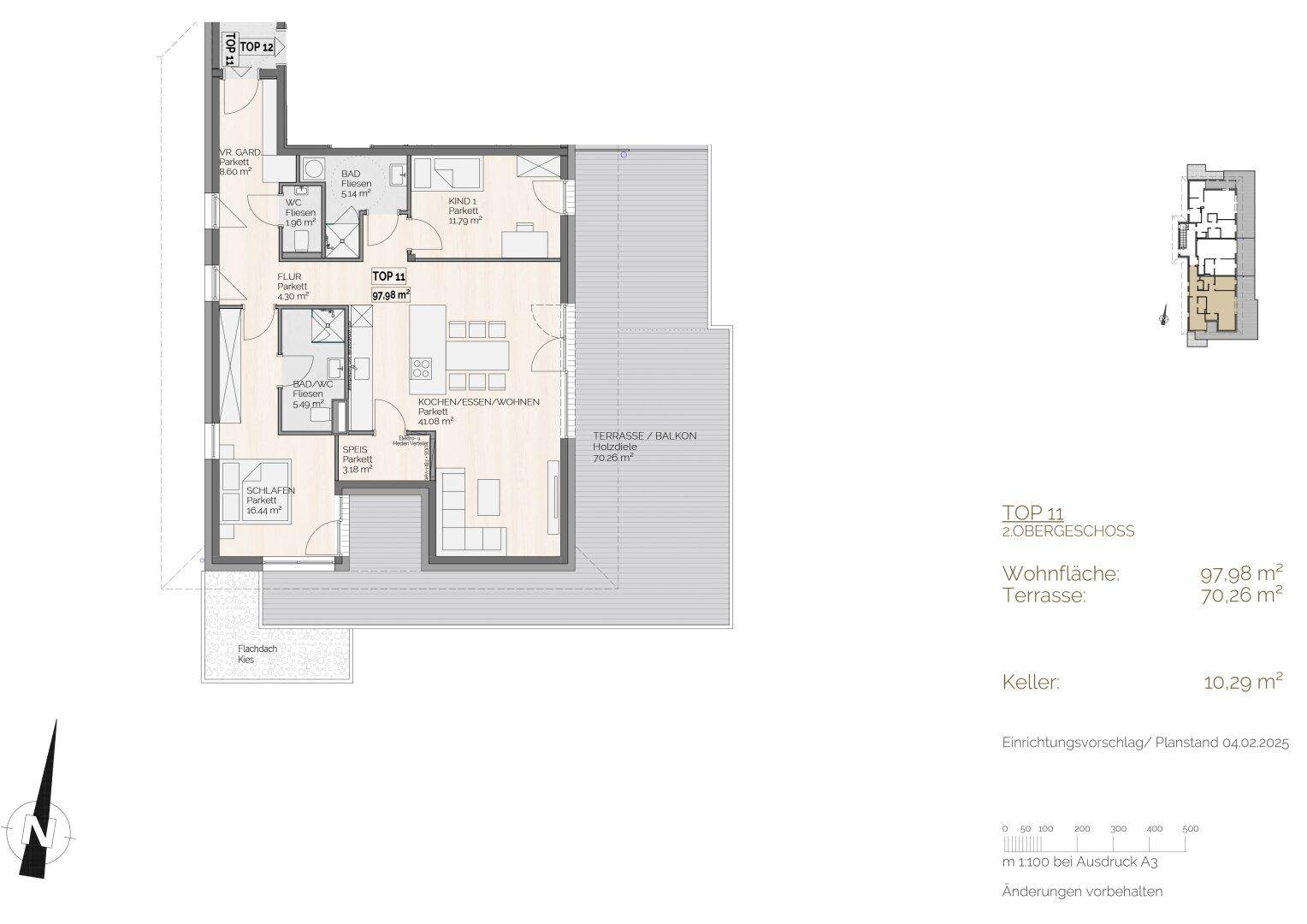 Grundriss der Wohnung TOP 11 im Obergeschoss mit offenem Wohnbereich, drei Schlafzimmern und großer Terrasse.