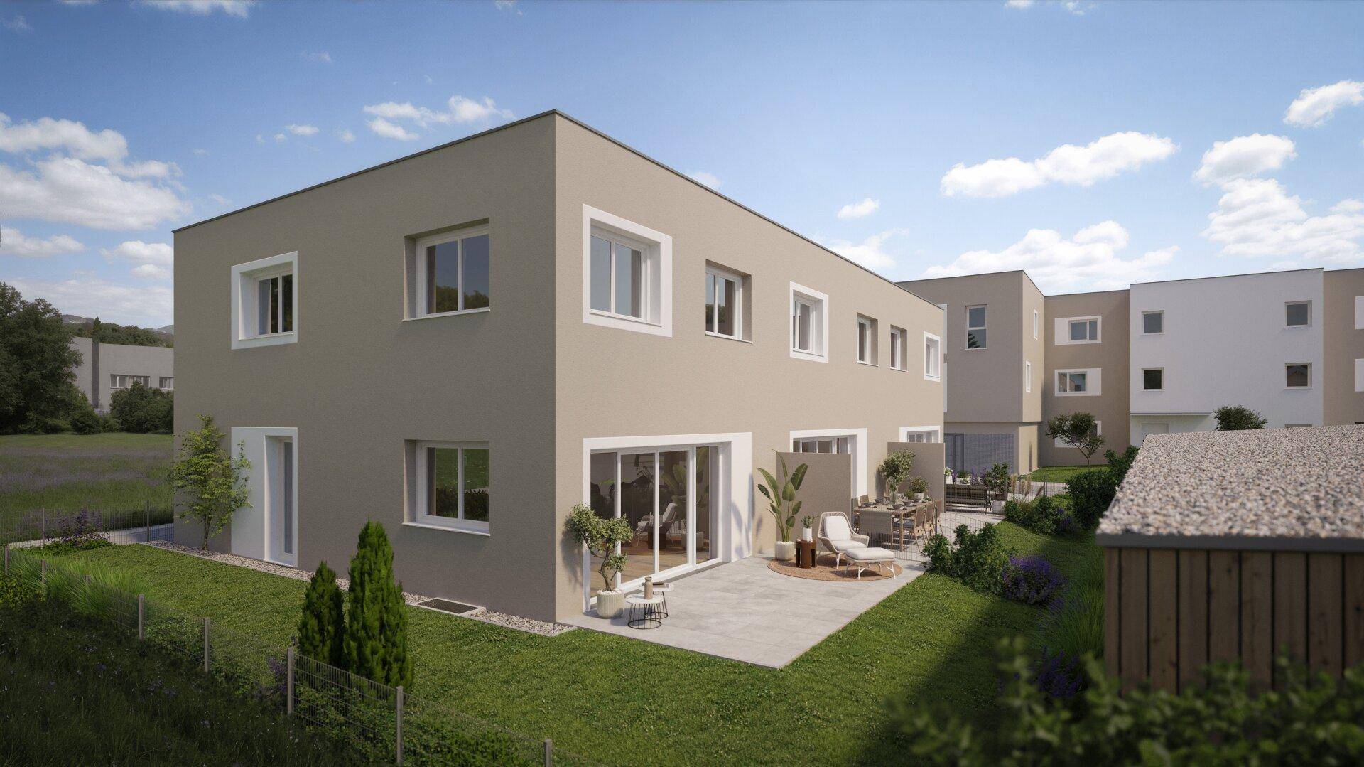 Rückansicht der modernen Wohnanlage mit Terrasse, Garten und Blick auf die Umgebung.