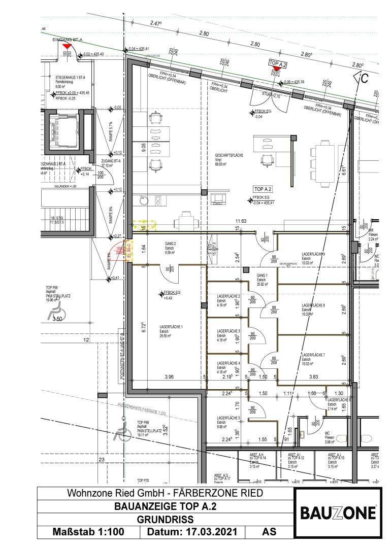 Grundrissplan mit Geschäftsfläche, Lagerbereichen und Sanitäranlagen, inklusive Aufzug und Rampe.