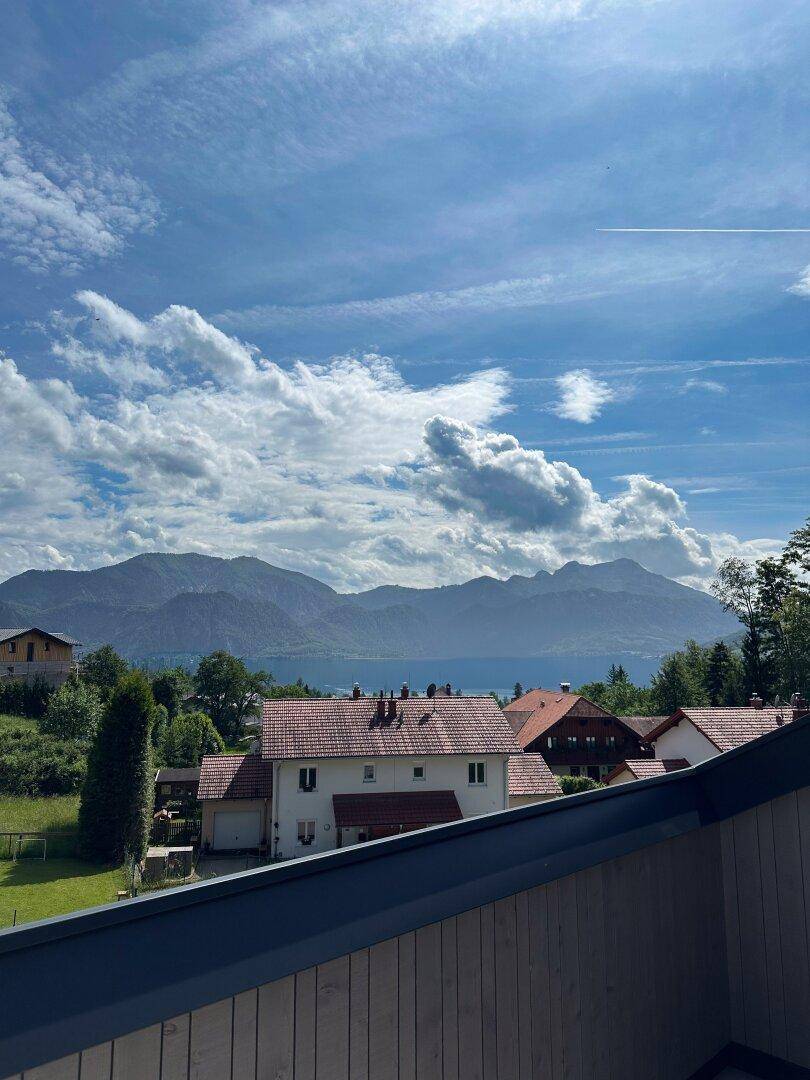 Atemberaubender Ausblick vom Balkon auf den See und die umliegende Berglandschaft.