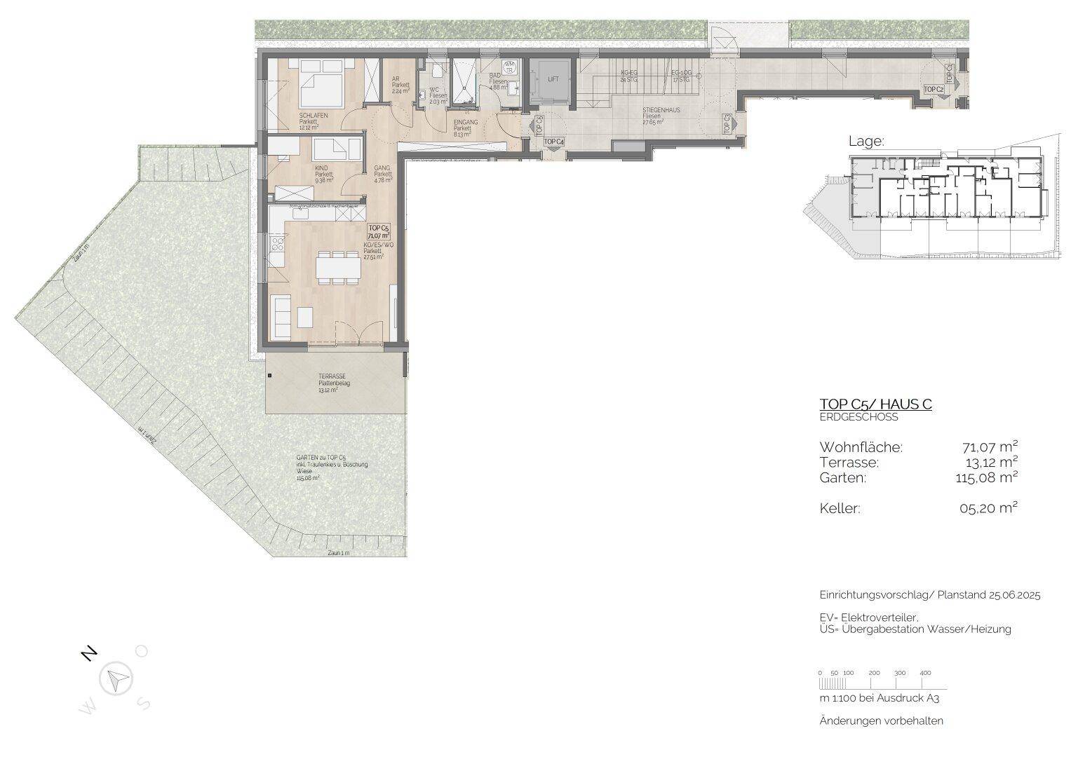 Grundriss einer Erdgeschosswohnung mit offener Küche, zwei Schlafzimmern, Bad, separatem WC, Terrasse und Garten.