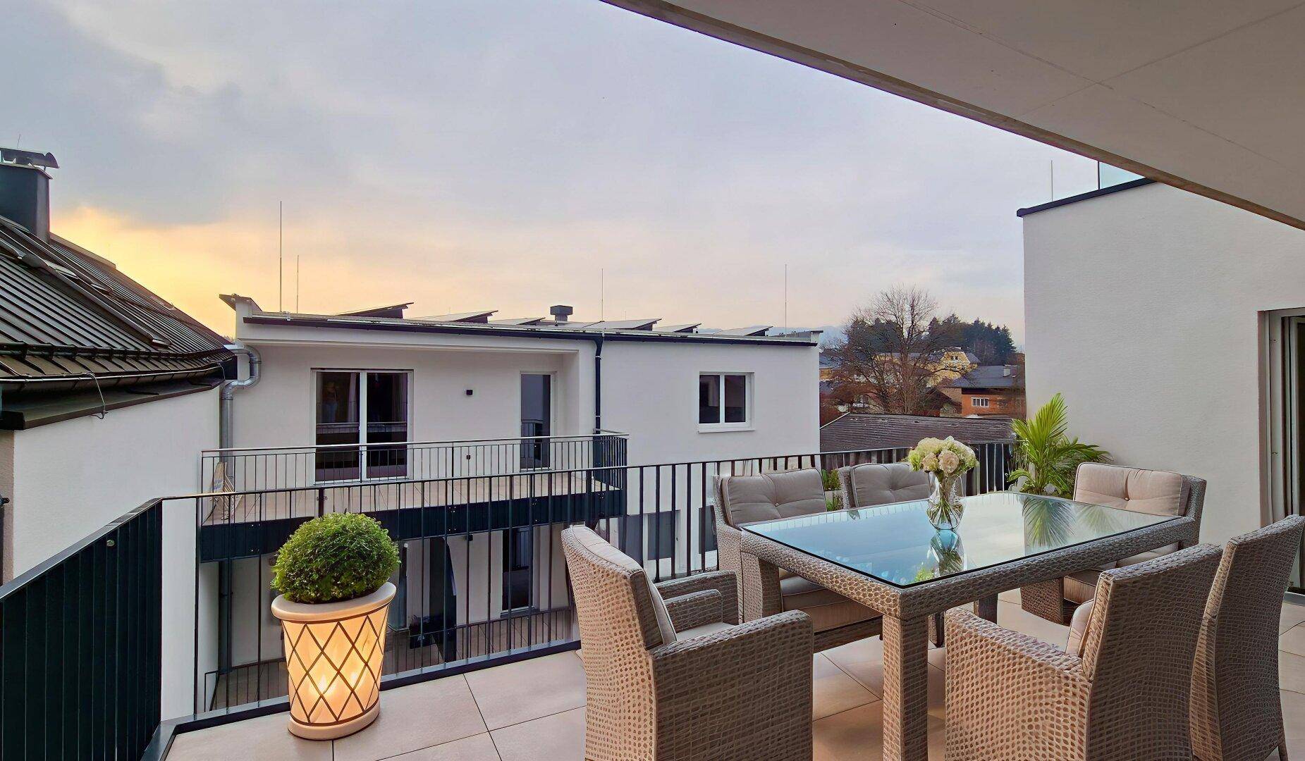Moderne Terrasse mit bequemen Sitzgelegenheiten und Blick auf die umliegenden Gebäude und den Himmel.