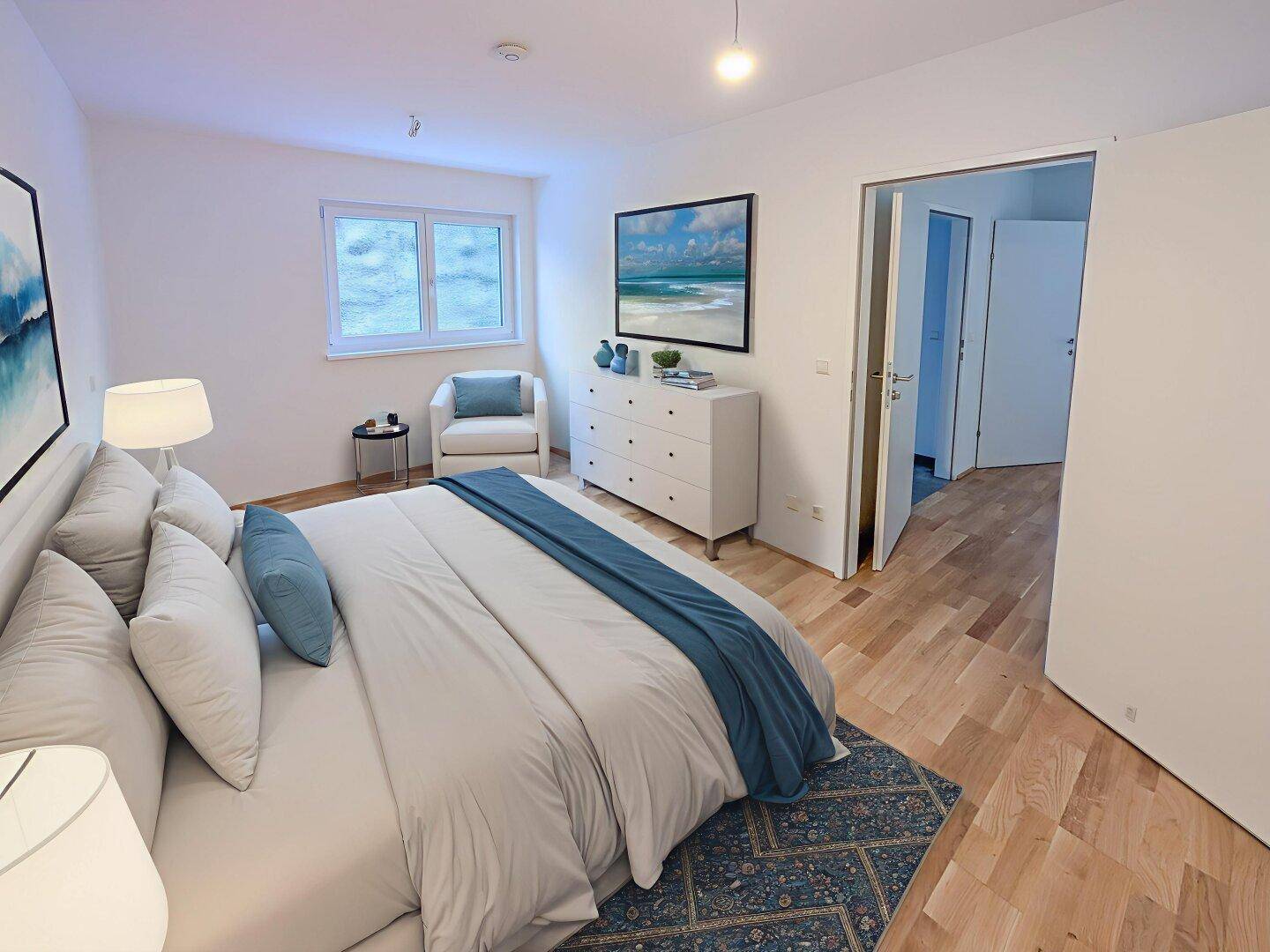 Helles Schlafzimmer mit Holzboden, einem großen Bett und moderner Einrichtung sowie einem Fenster.