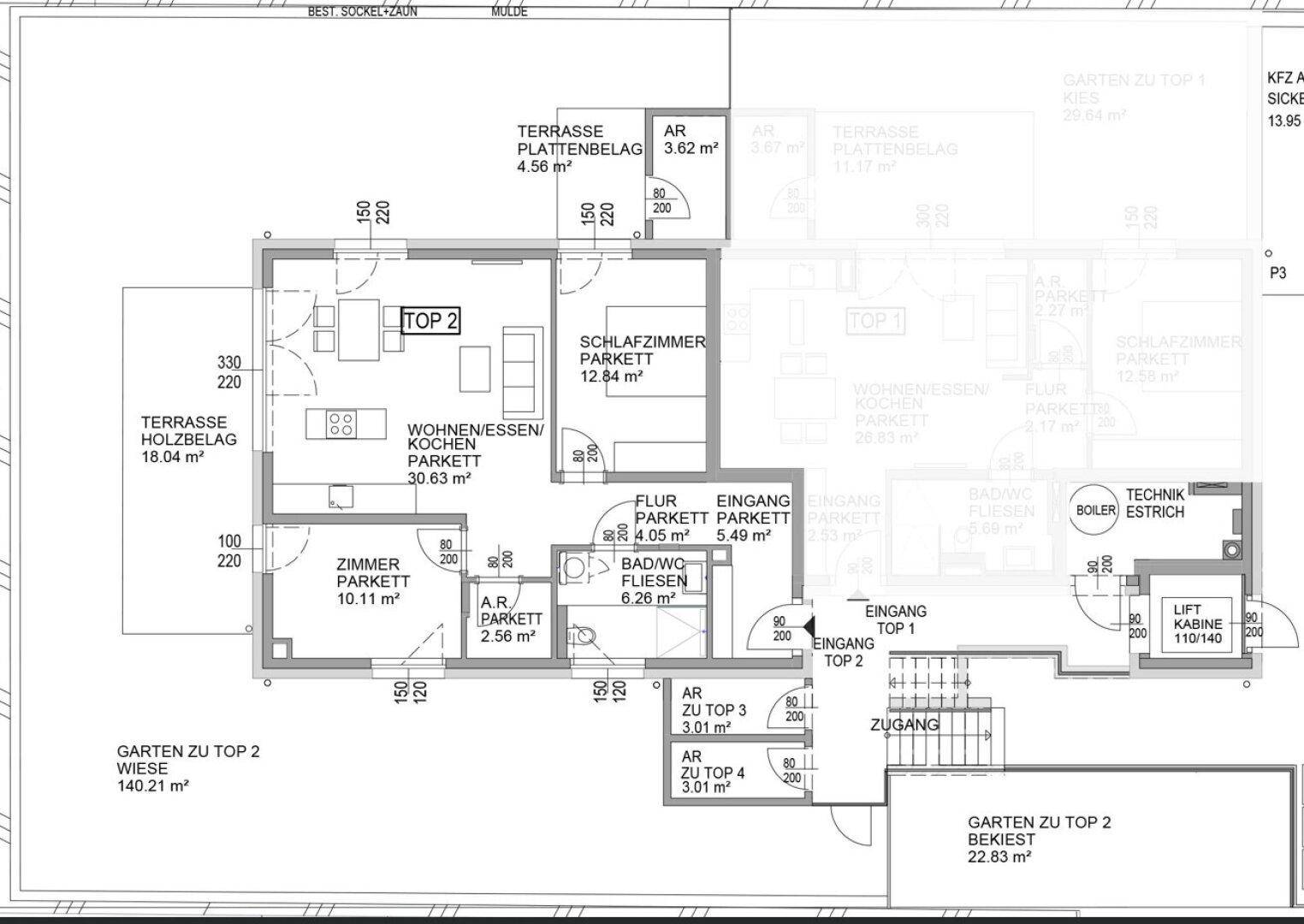 Detaillierter Grundriss der Wohnung TOP 2 mit offenem Wohnbereich, zwei Terrassen und privatem Garten.