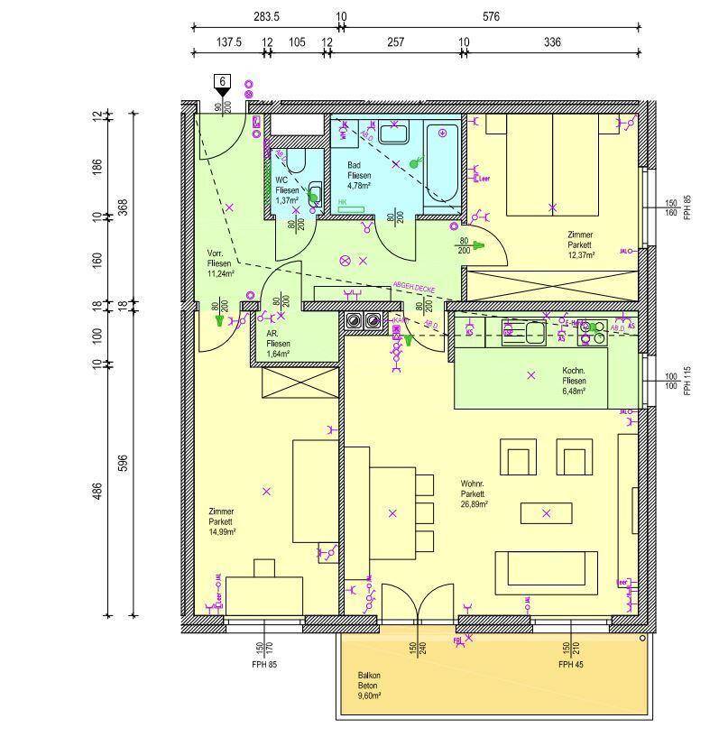 Detaillierter Grundriss einer Wohnung mit Balkon, Bad und separatem WC.