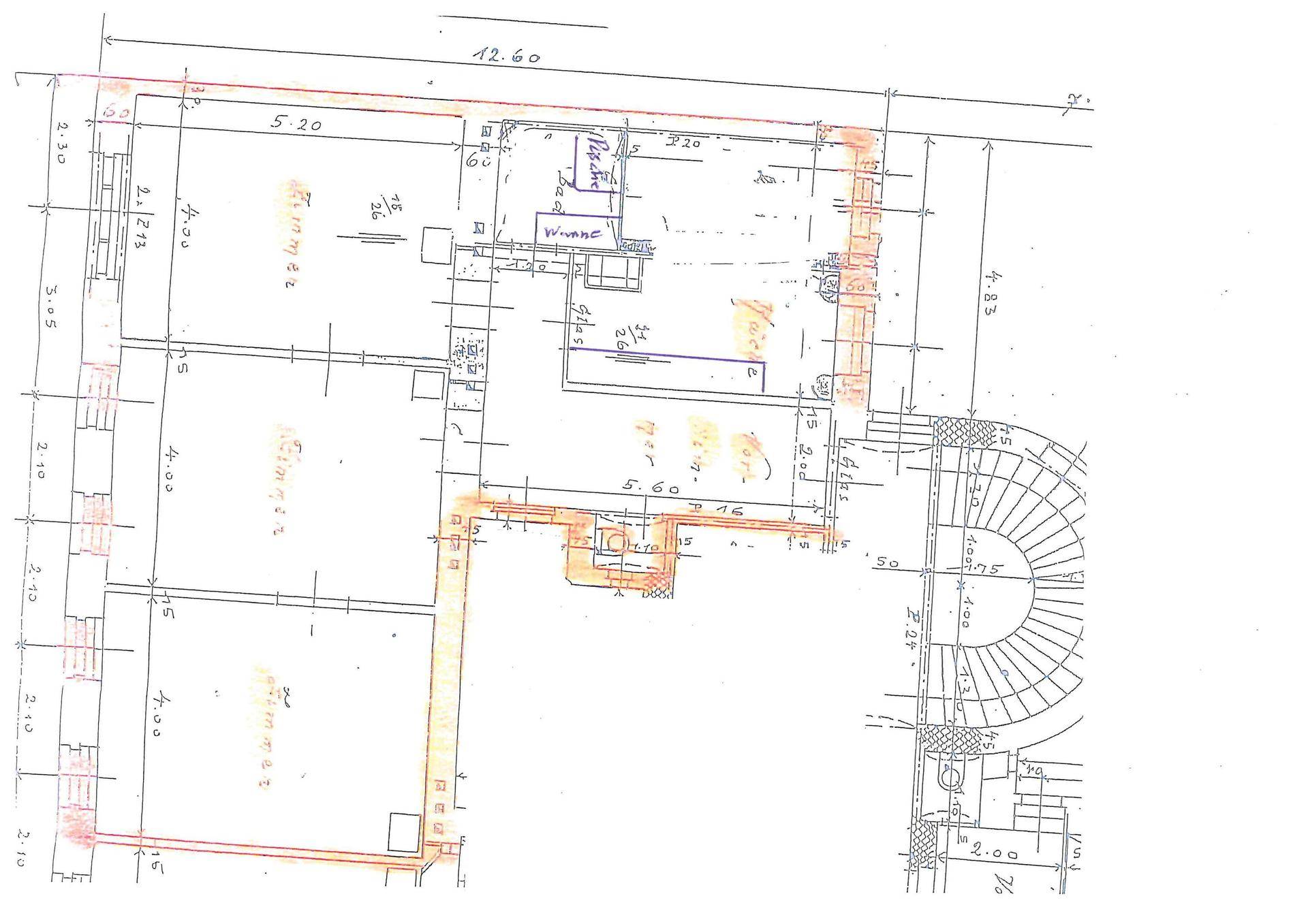 Handgezeichneter Grundriss mit Maßangaben und Raumaufteilung der Immobilie.