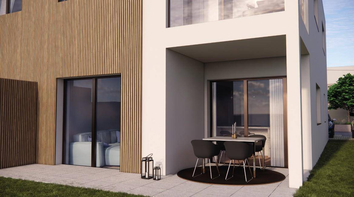 Überdachte Terrasse mit Esstisch und Stühlen, ideal für Mahlzeiten im Freien und Entspannung.