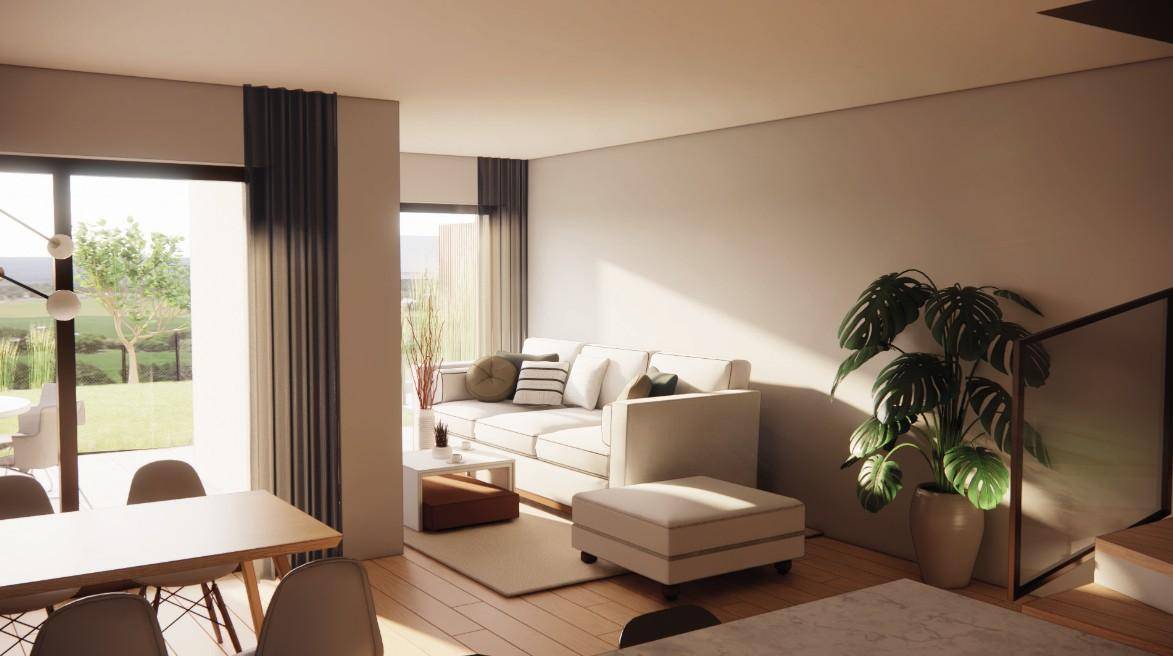 Helles Wohnzimmer mit beigem Sofa, Holzboden und Zugang zum sonnigen Außenbereich.