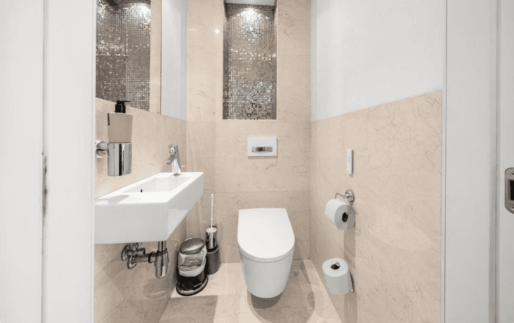 Modernes Gäste-WC mit Wand-WC, kleinem Waschbecken und Mosaikakzenten.