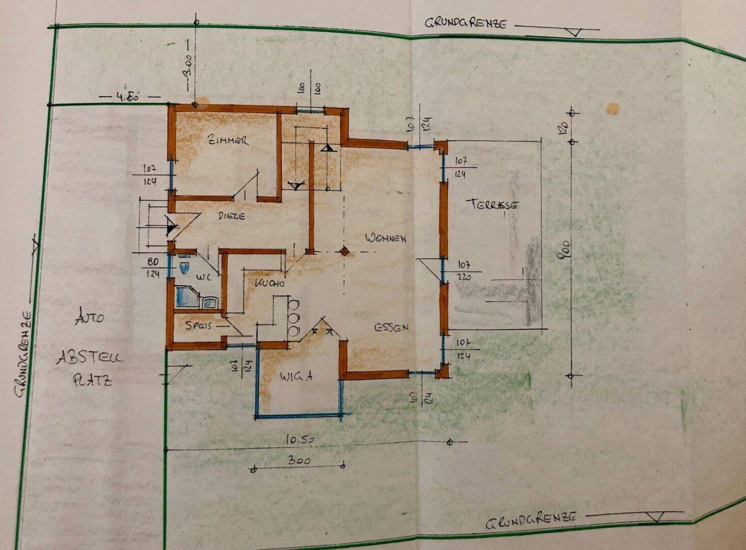Handgezeichneter Grundriss des Erdgeschosses mit offenem Wohn-Essbereich und Terrassenzugang.