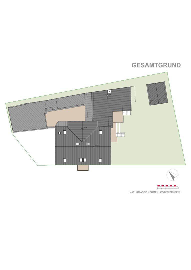 Gesamtgrundriss des Anwesens mit Dachflächen und der gesamten Gebäudestruktur.