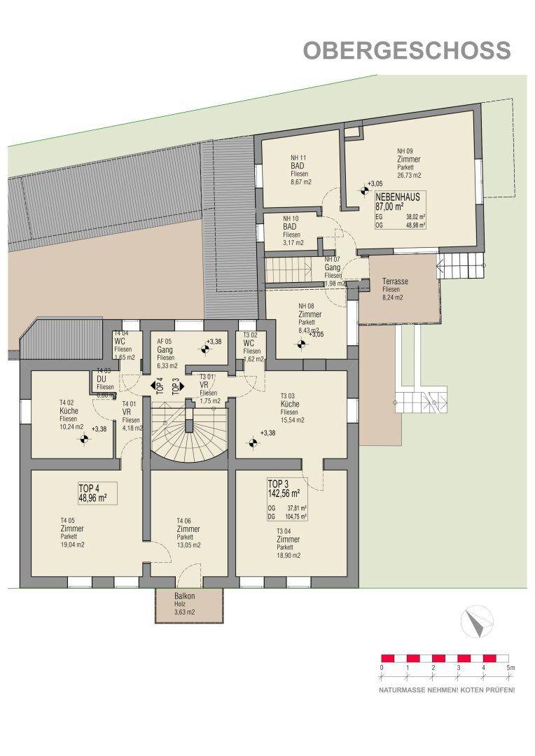 Grundriss des Obergeschosses mit mehreren Wohneinheiten, Balkon und Terrasse.