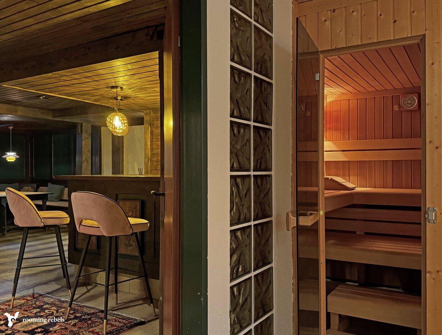 Wellnessbereich mit Sauna und angrenzender Bar, ideal zur Entspannung.