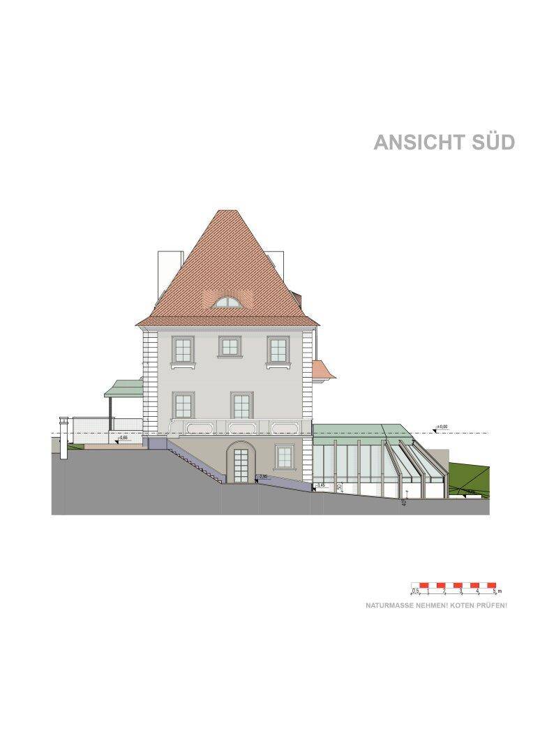 Südansicht des Gebäudes mit Satteldach, Fenstern und dem modernen Anbau des Poolbereichs.