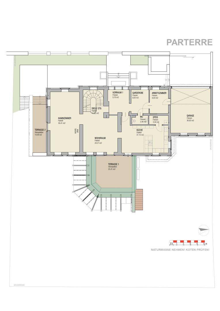 Grundriss des Erdgeschosses mit Wohnzimmer, Küche, Arbeitszimmer, Garage und zwei Terrassen.