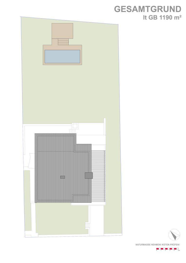 Gesamtgrundriss des Grundstücks mit der Position des Gebäudes und einem Poolbereich.