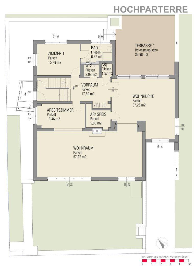 Grundriss des Hochparterres mit Wohnküche, Wohnraum, Zimmer und großer Terrasse.