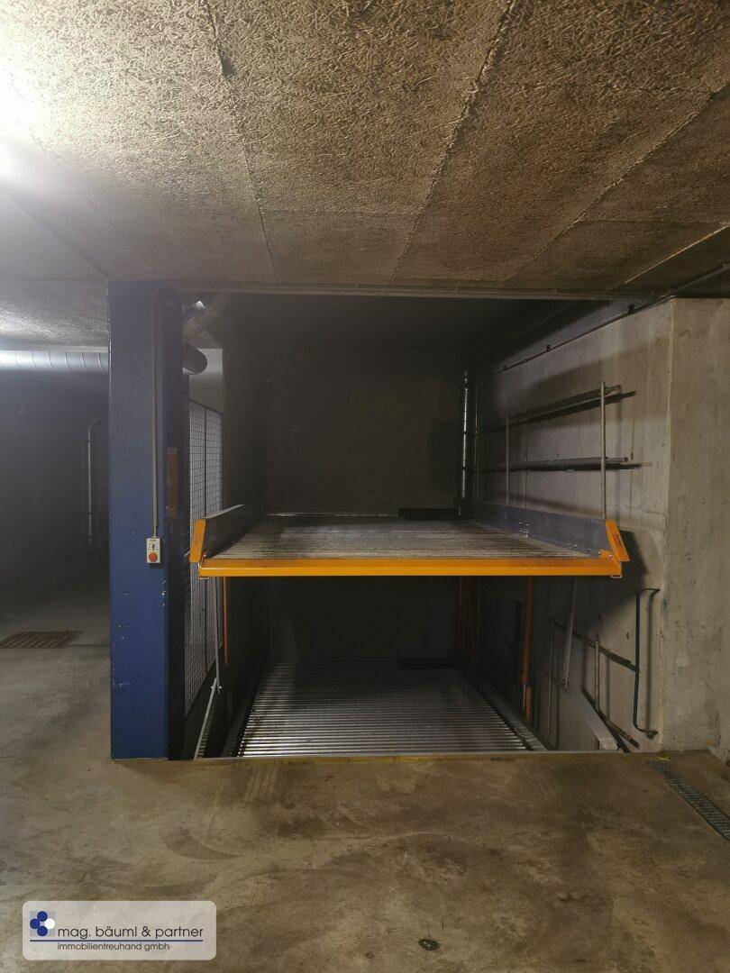 Detailansicht eines Doppelparker-Systems in der Tiefgarage, bereit zur Aufnahme von Fahrzeugen.
