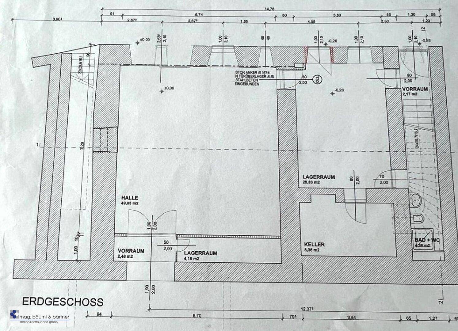 Grundriss des Erdgeschosses mit Halle, Lagerräumen, Keller und einem Badezimmer.