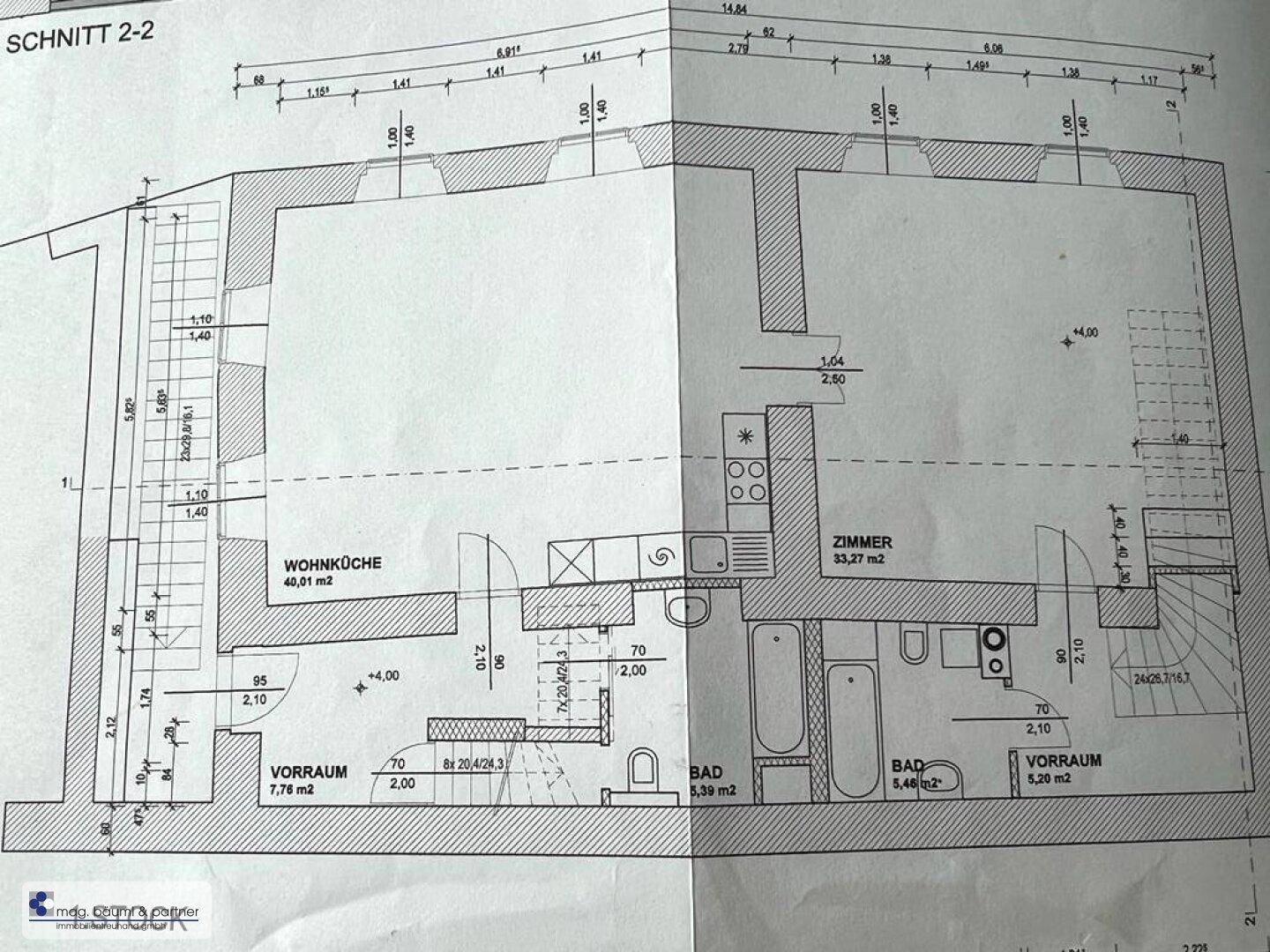 Grundriss des Schnitts 2-2 mit offener Wohnküche, einem Zimmer und zwei Bädern.