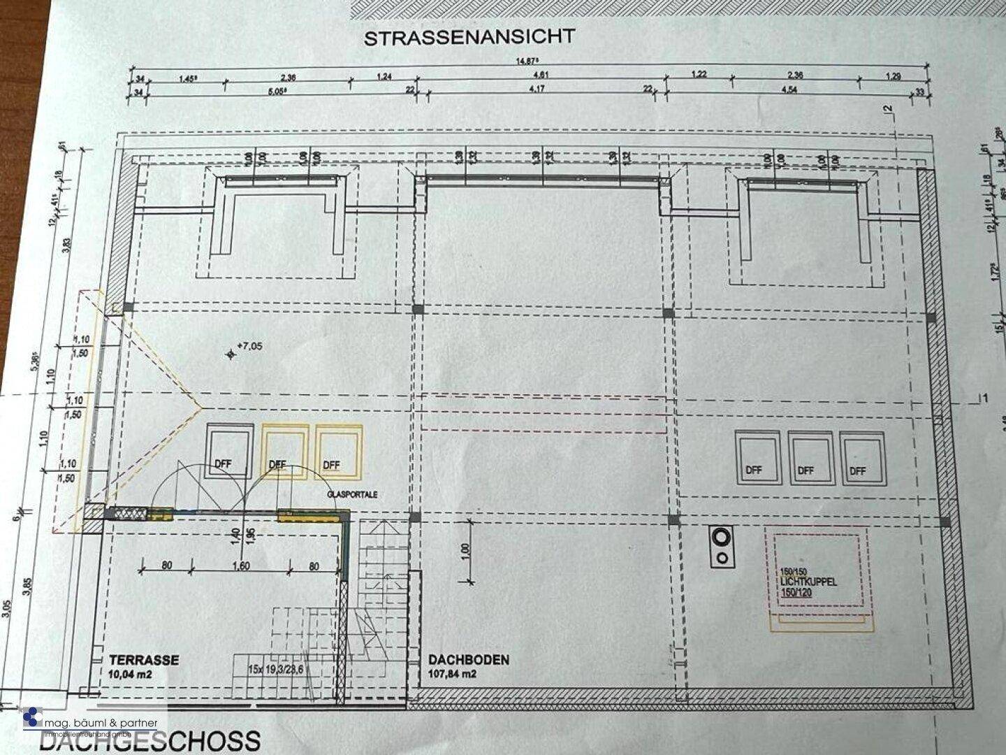 Grundriss des Dachgeschosses mit einer Terrasse und einem Dachbodenbereich.