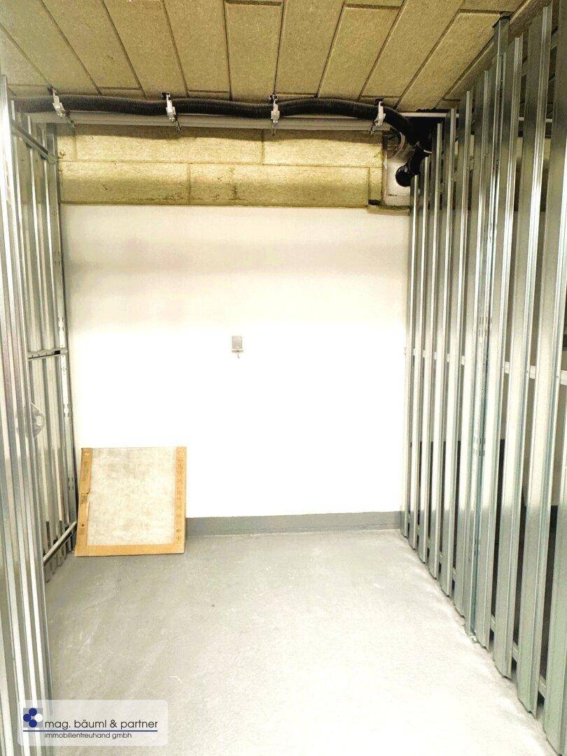 Einzelne Kellerbox mit Metallgittern, ideal zur sicheren Aufbewahrung persönlicher Gegenstände.