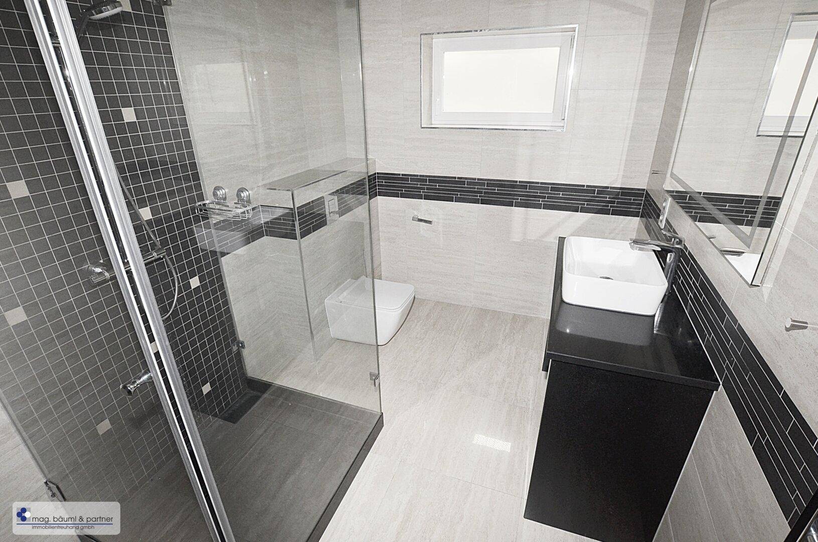 Modernes Badezimmer mit begehbarer Dusche, Wand-WC und elegantem Waschbecken.