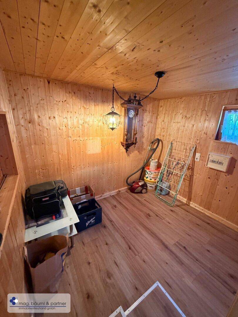 Gemütlicher Flur mit Holzvertäfelung und Holzfußboden, bietet zusätzlichen Stauraum.