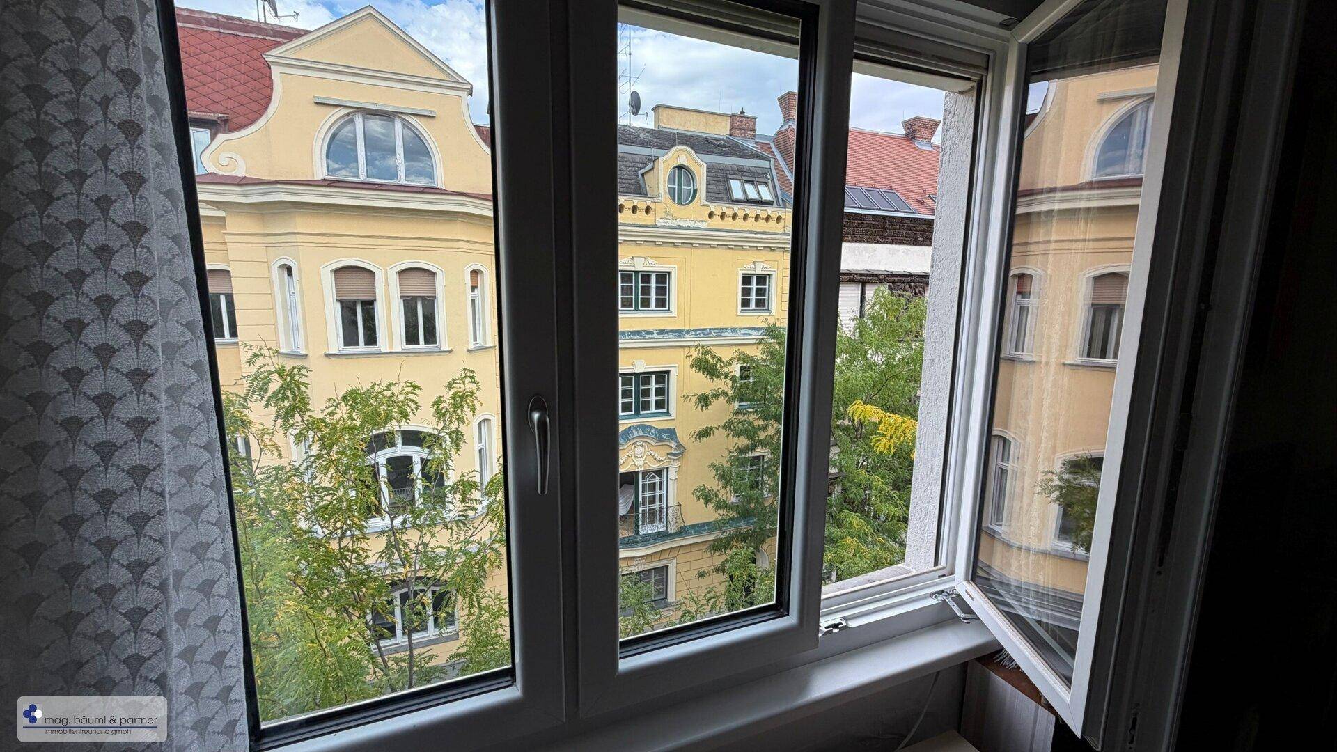 Blick aus dem Fenster auf die charmanten Fassaden der umliegenden Altbauten.