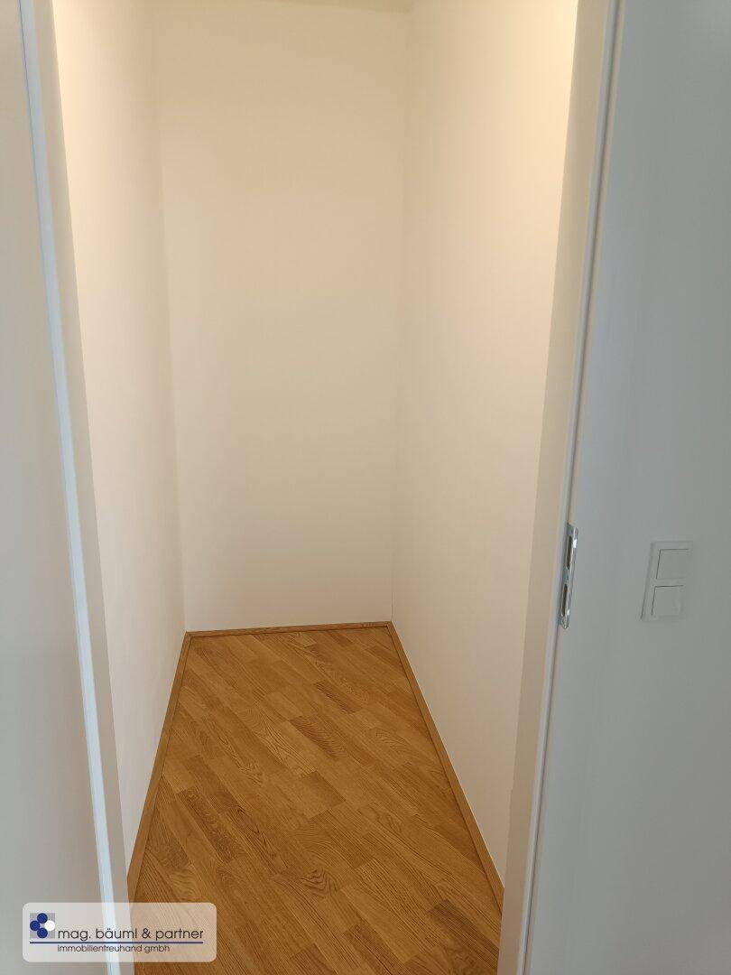 Praktischer Abstellraum mit Holzboden für zusätzlichen Stauraum in der Wohnung.