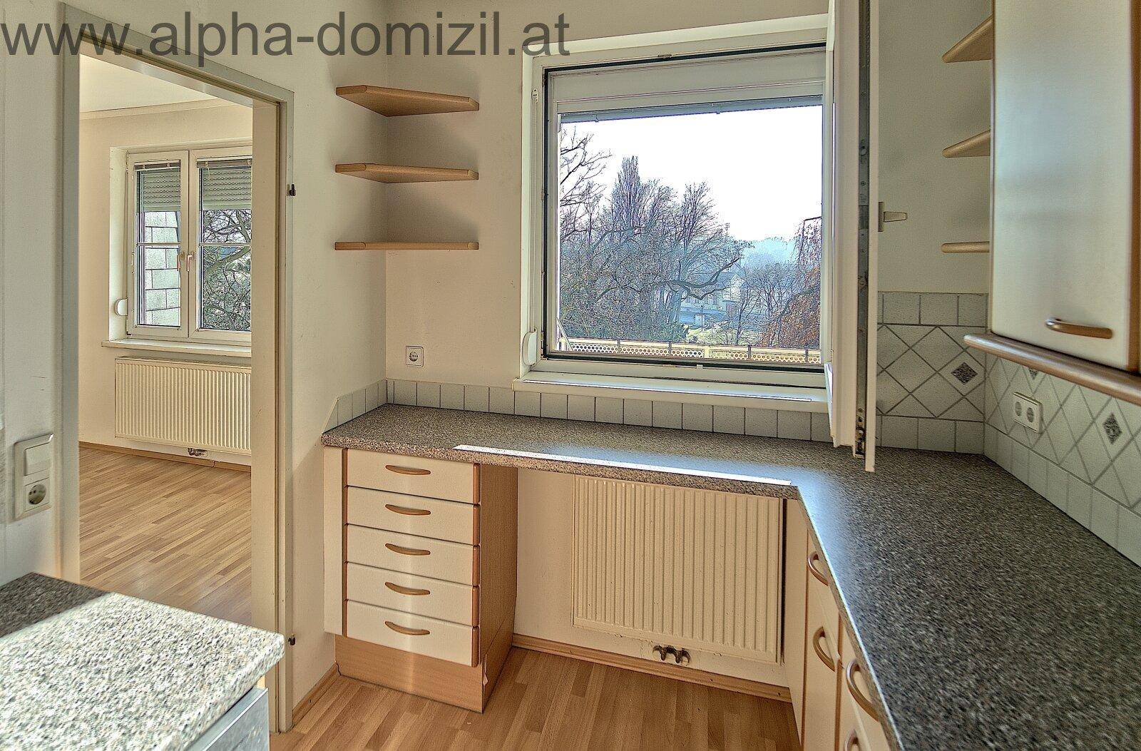 Küche mit Fenster zur Loggia / links Wohnzimmer