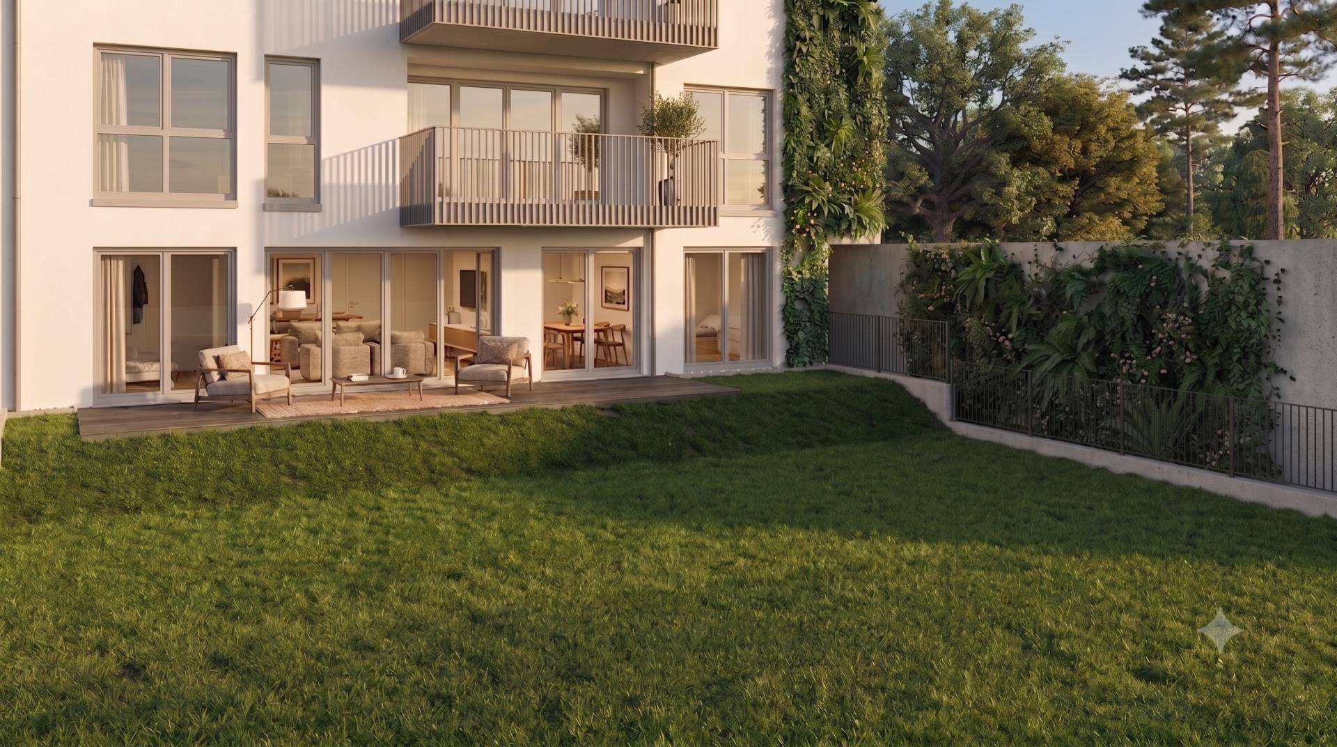 Erdgeschoss-Terrasse mit direktem Zugang zum gepflegten Gartenbereich und üppiger Bepflanzung.
