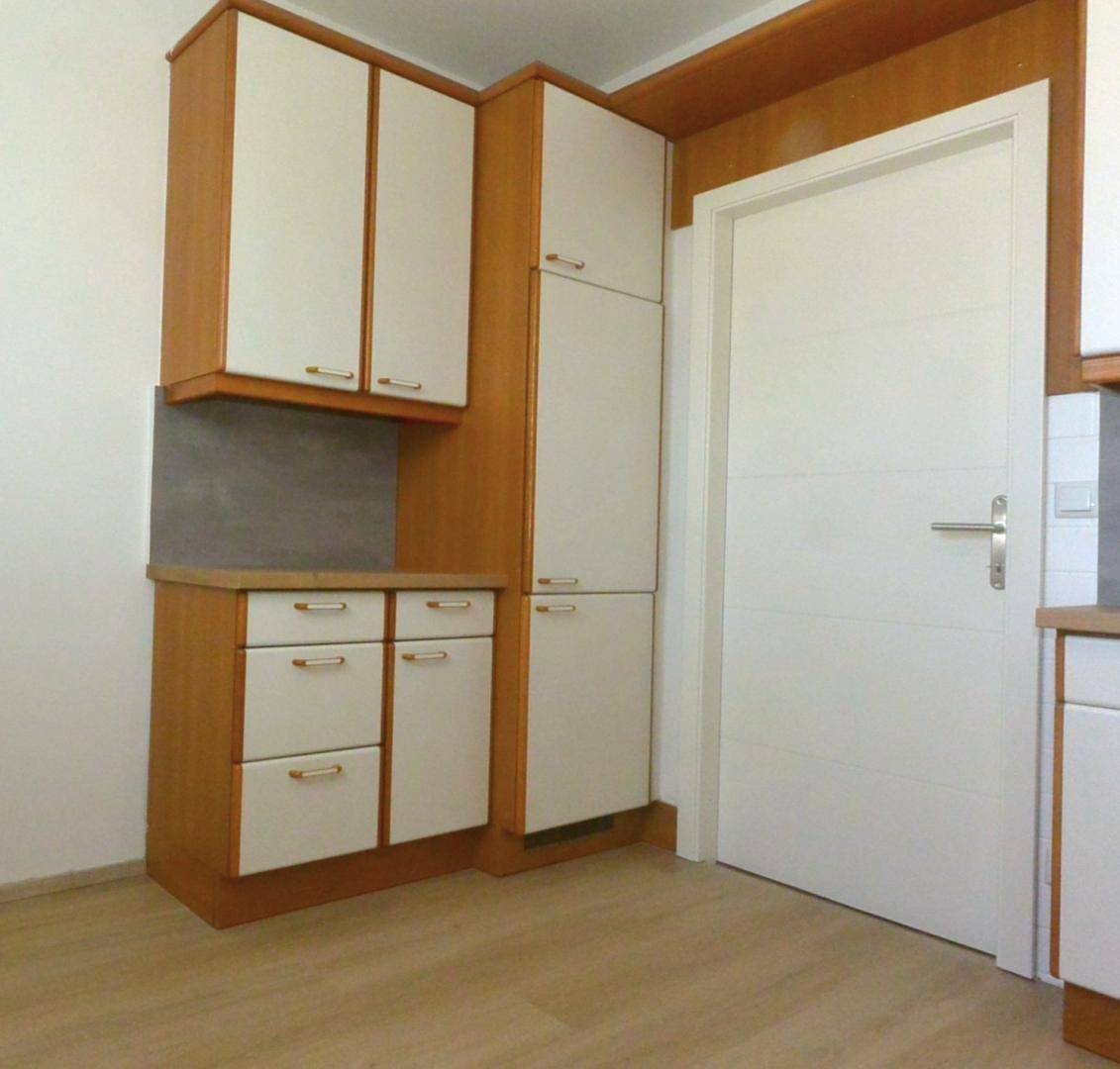 Küchenbereich mit hohen Schränken und integrierten Elementen, praktisch und platzsparend.